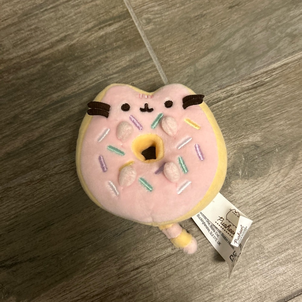 |🐈🍩| super cute Pusheen x hello kitty donut collectible! |